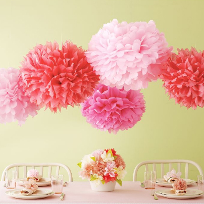 Pompons suspendus pour table de fête