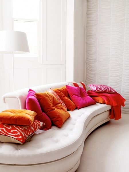 banquette-cuir-blanc-coussins velours-orange