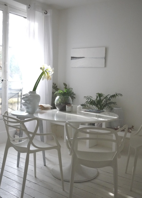 espace repas appartement blanc