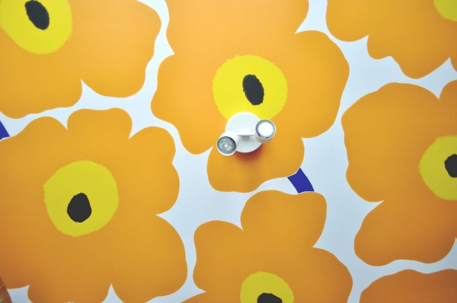 Plafond fleuri d'inspiration Marimekko - M44 Apartment Varsovie