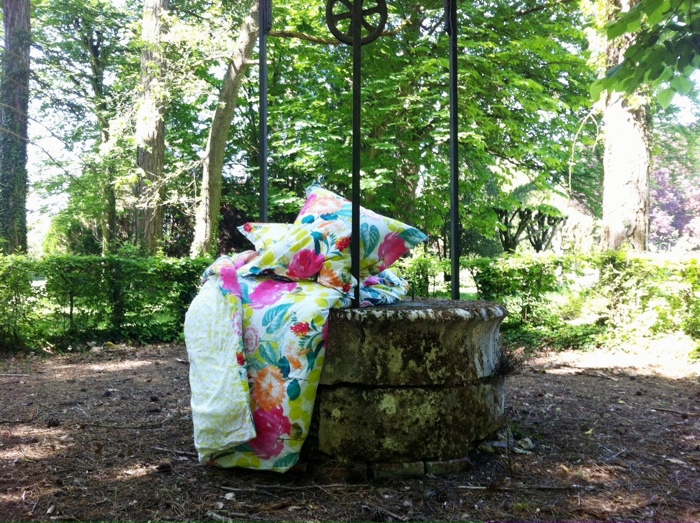 Un lit improvisé dans les bois pour une pause champetre