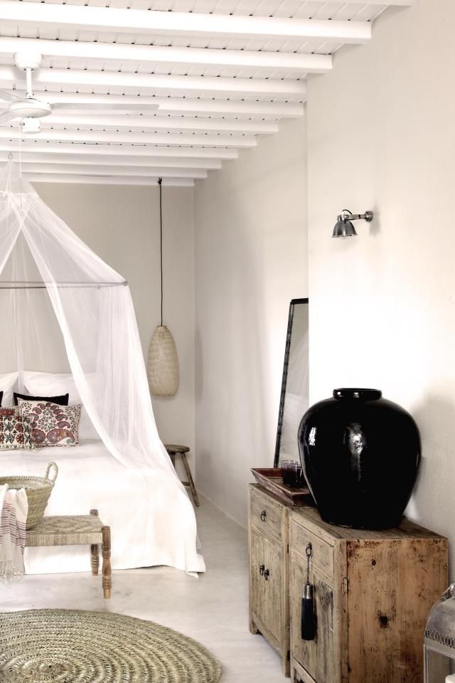 Simple room for a hot summer in the shelter of a net